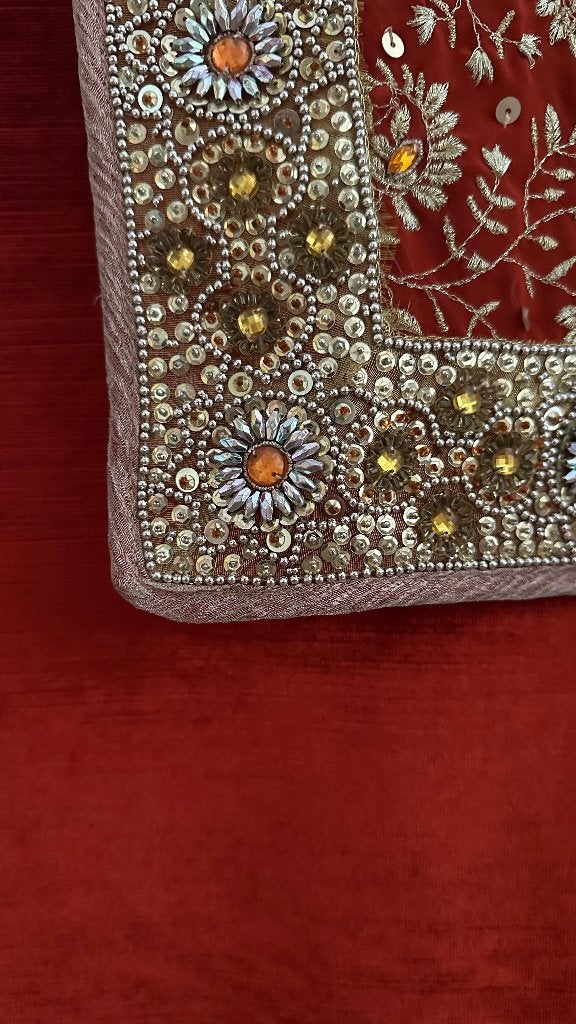 Gordijn van Indiase sari met gouddraad en steentjes, Ophalen of Verzenden, Zo goed als nieuw, Rood, Gordijn