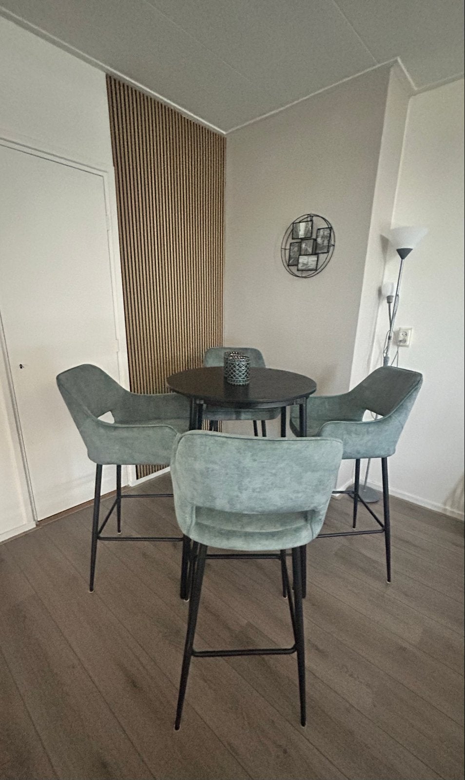 Mooie bartafel met 4 barstoelen, Ophalen, Gebruikt, Met voetsteun, 90 cm of meer