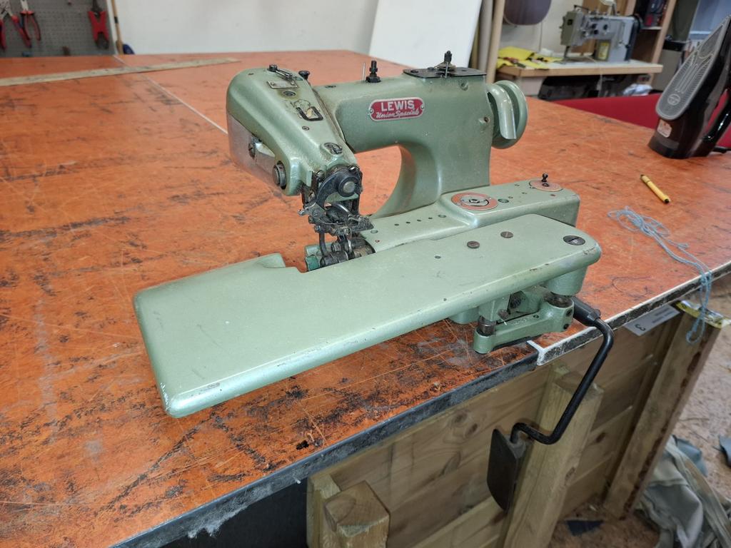 Industriële Lewis Union Special Naaimachine, Ophalen, Gebruikt, 1200 watt of meer, Overige typen
