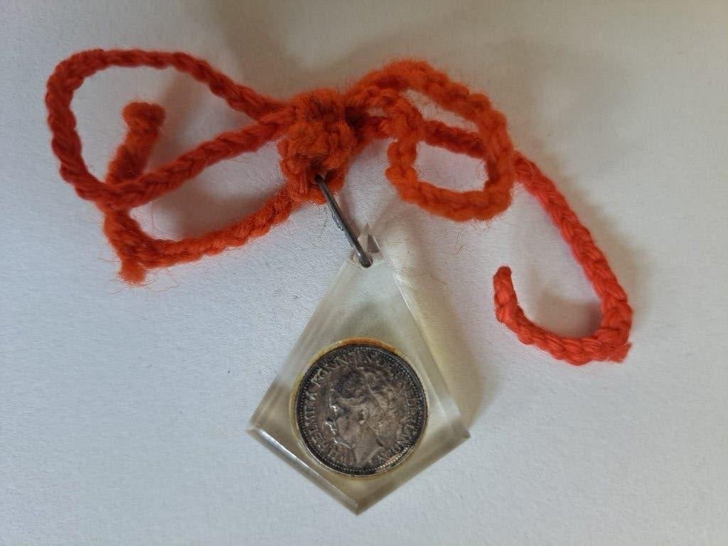 Bijzondere hanger met Wilhelmina muntje, Ophalen of Verzenden, Gebruikt, Zilver, Overige materialen