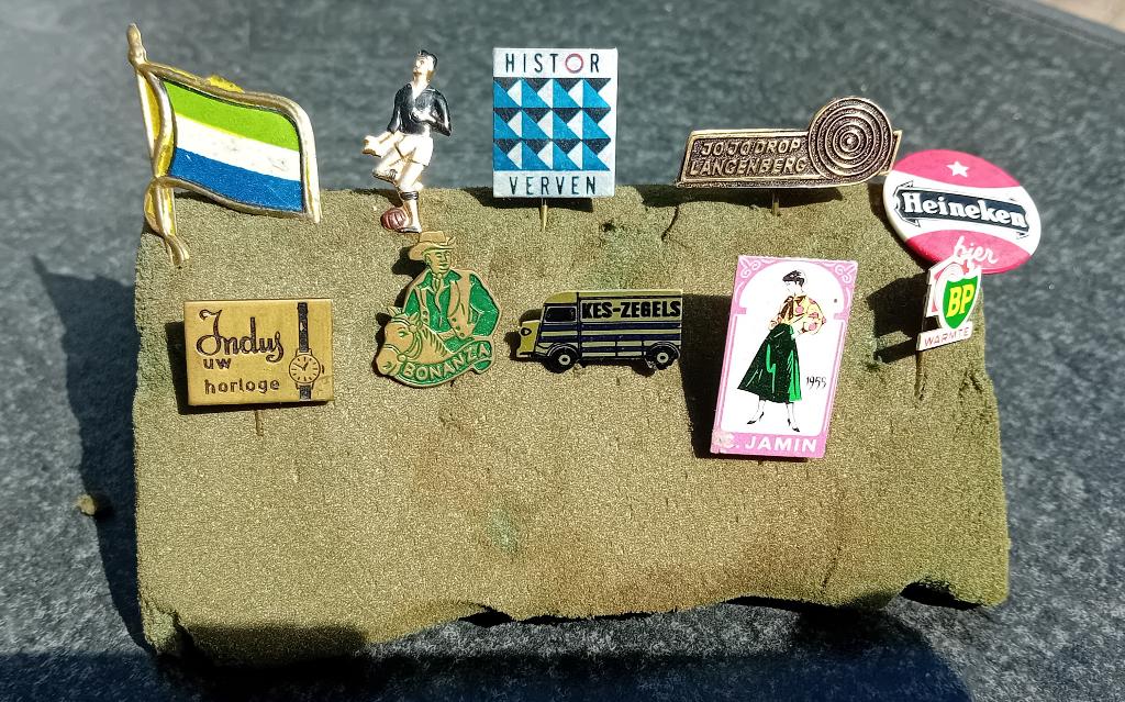10 pins/ speldjes uit de 60 er jaren, Ophalen, Gebruikt, Overige onderwerpen, Speldje of Pin