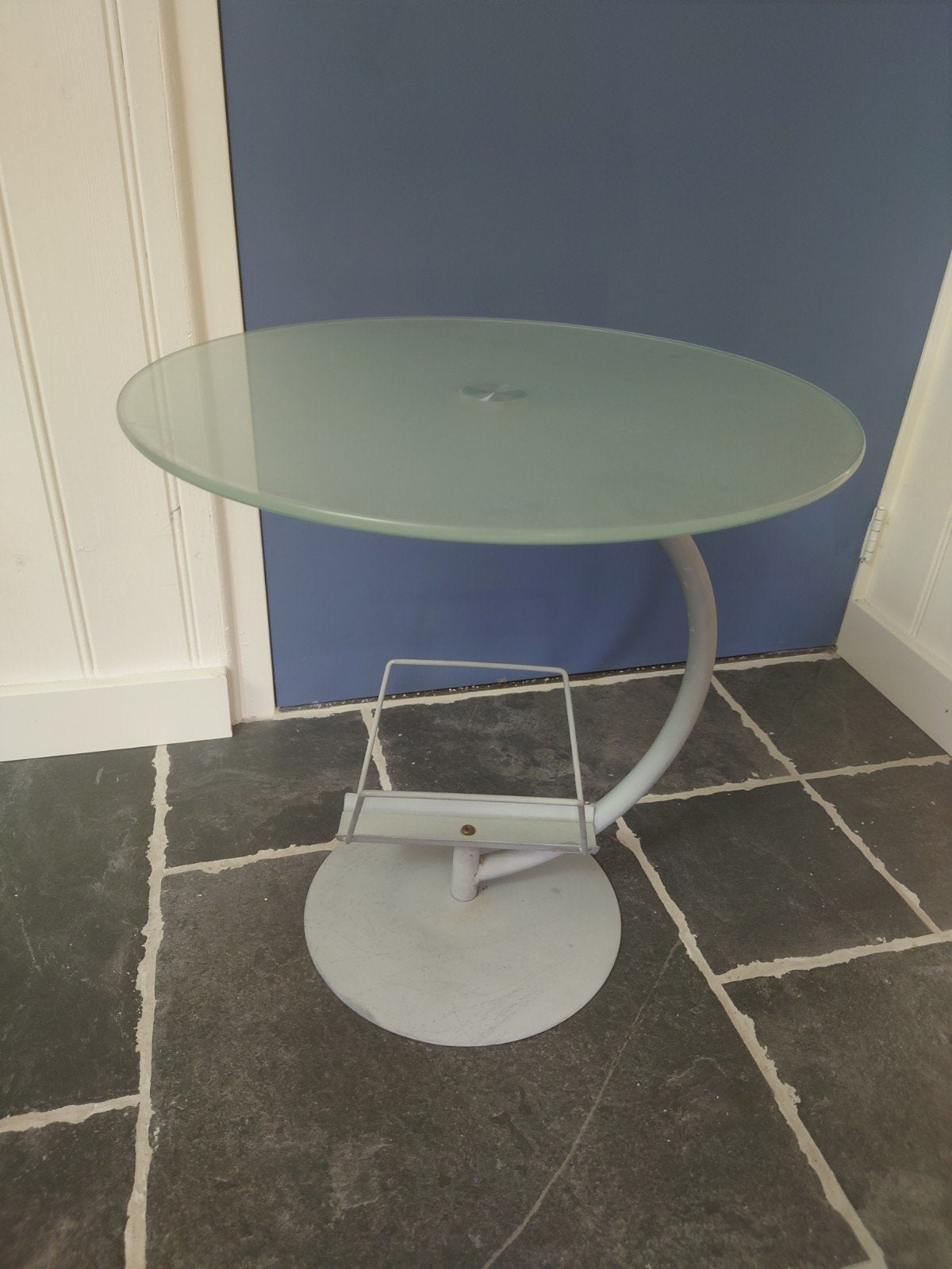 Bijzettafel (+lectuurhouder) van Kokoon Design (51,5H x50B)!, Minder dan 55 cm, Metaal of Aluminium, Rond, Ophalen