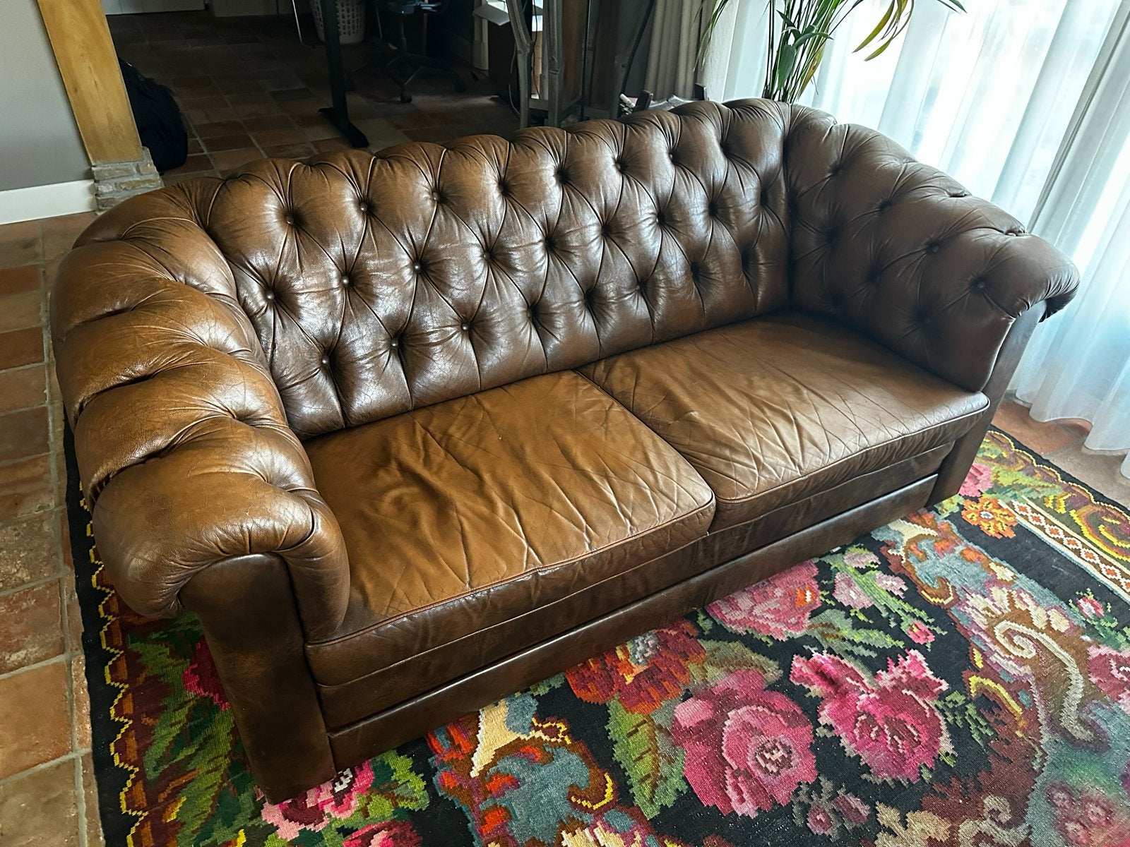 Cognac Leren Chesterfield look bank - Met Gebruikssporen, Huis en Inrichting, Ophalen, Gebruikt, 150 tot 200 cm, Chesterfield
