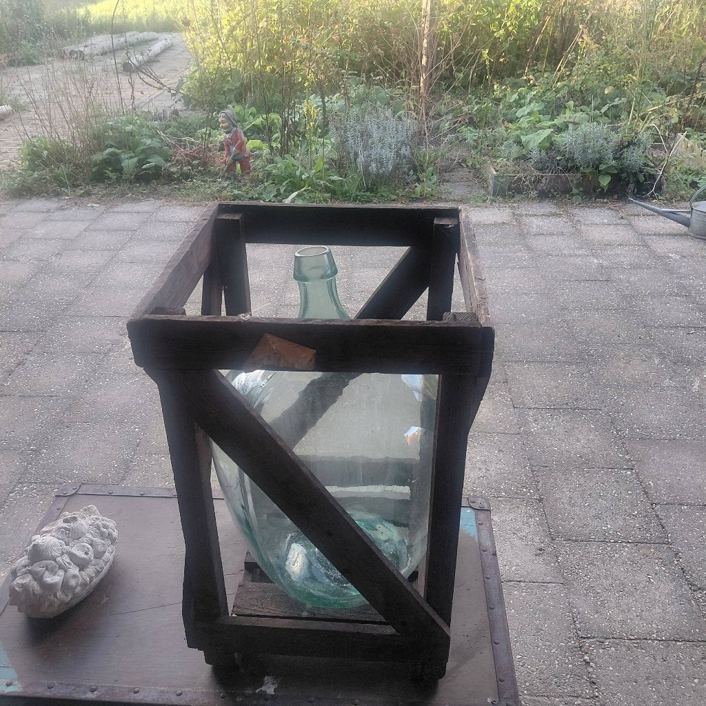 Oude glazen gisting vaas in houten kist., Antiek en Kunst, Ophalen