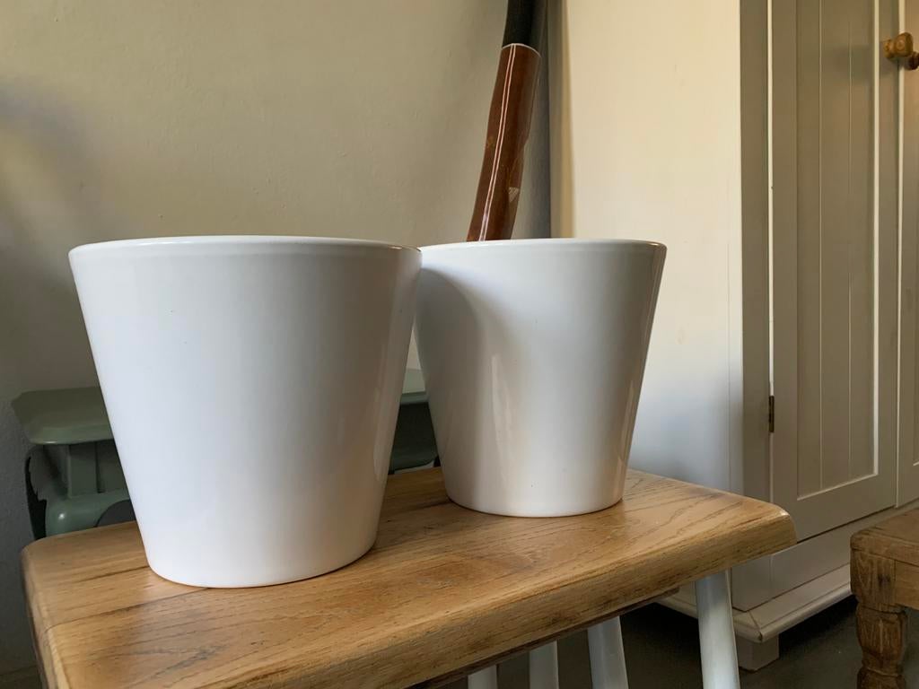 2 mooie grote witte geglazuurde plantenpotten, Ophalen, Rond, Binnen, Zo goed als nieuw