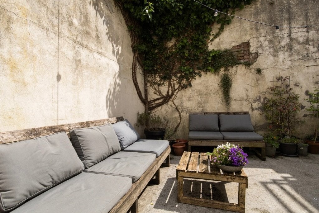 Pallet banken met tafeltje en kussens - lounge, Ophalen, Gebruikt, Hout