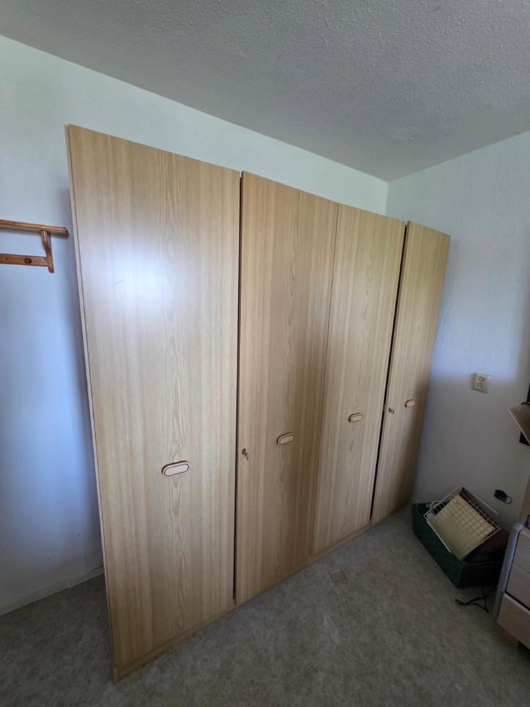 4 deurs kledingkast . Gratis, Ophalen of Verzenden, Gebruikt, 50 tot 75 cm, 200 cm of meer