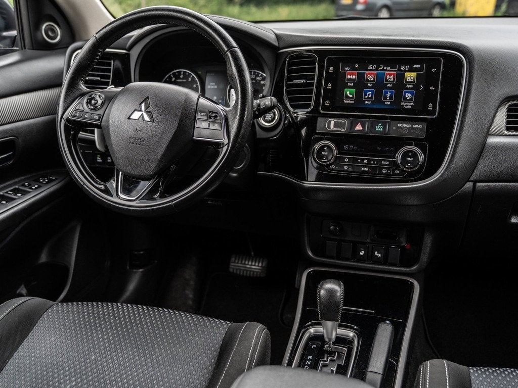 Mitsubishi Outlander 2.0 Connect Pro - AUTOMAAT - 360 PARKEE, Auto's, Mitsubishi, 1998 cc, 4 cilinders, 150 pk, Zwart