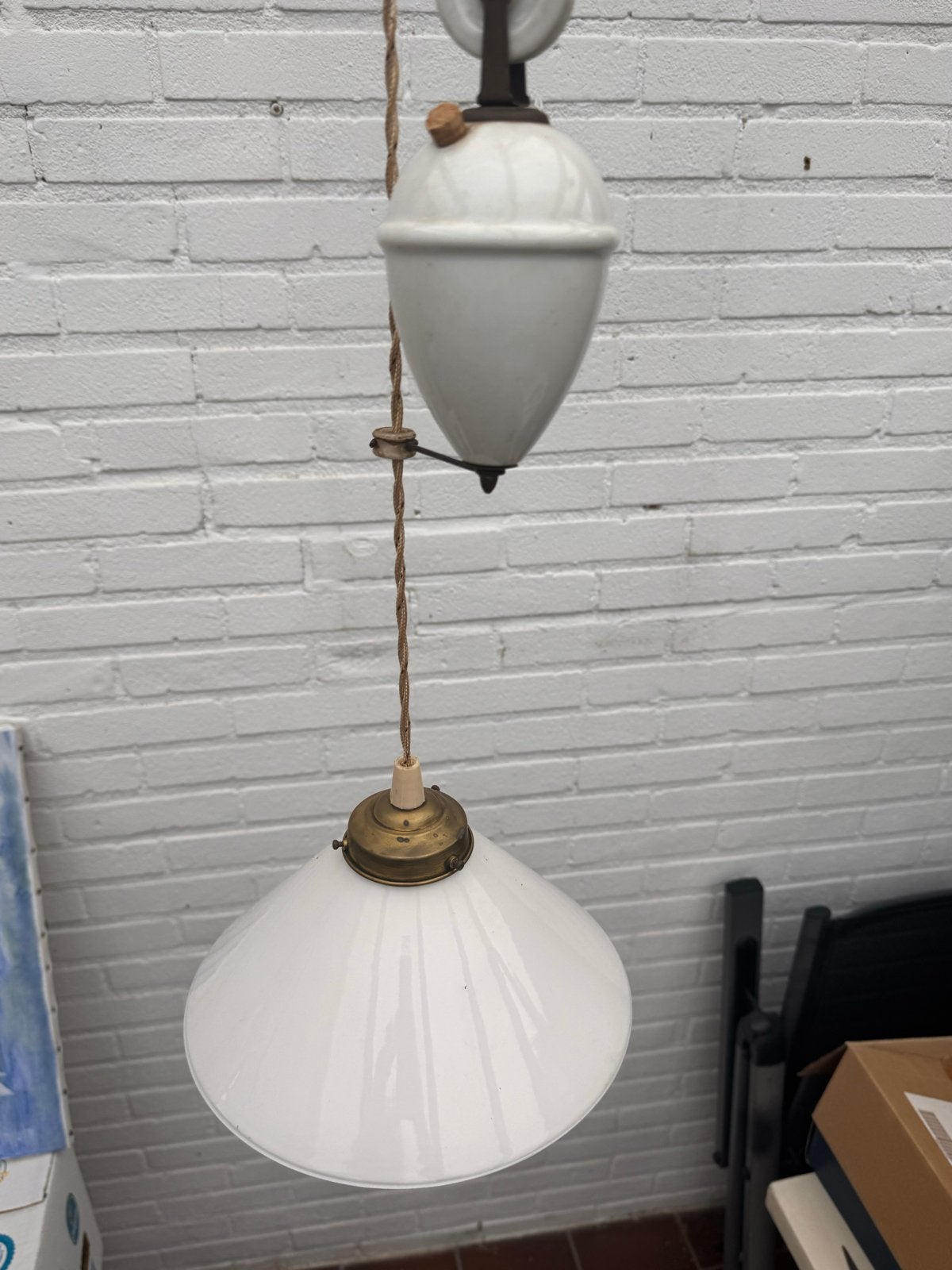 2 stuks Vintage hanglampen met contragewicht en opaline kap, Antiek en Kunst, Ophalen