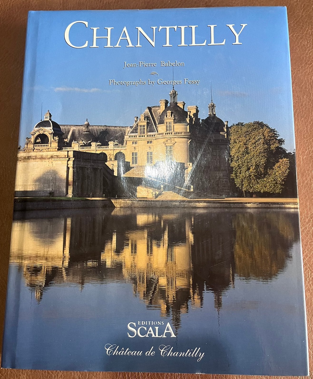 Boek - Chantilly - Over het bekende kasteel - Engelstalig, Ophalen of Verzenden, Gelezen, Architectuur algemeen