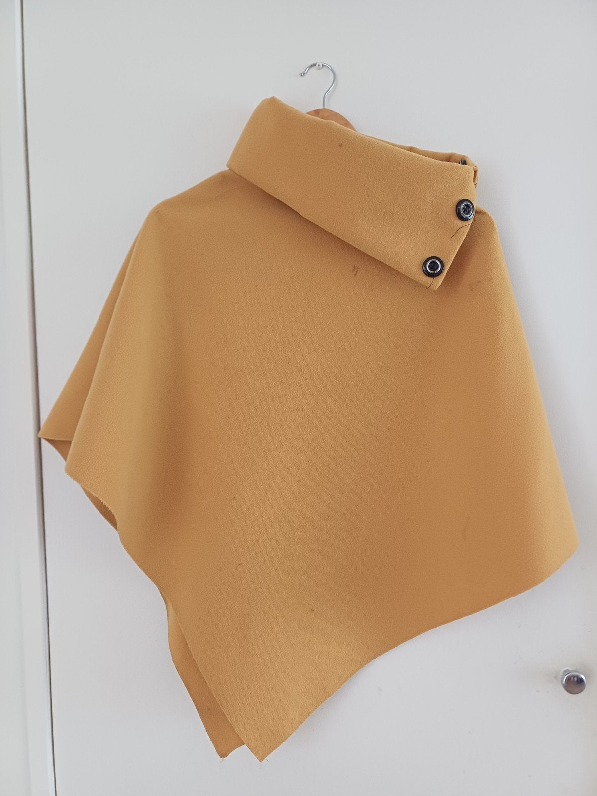 Mooie zachte mosterdgele poncho met zwarte knopen, Ophalen of Verzenden, Gedragen