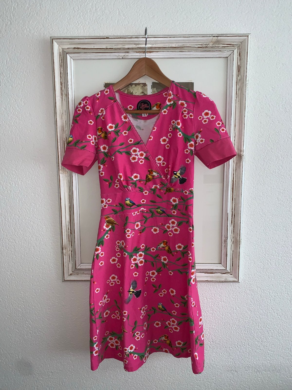 Tante Betsy jurk roze met bloemen en vogels maat S, Kleding | Dames, Ophalen of Verzenden, Zo goed als nieuw, Knielengte, Roze