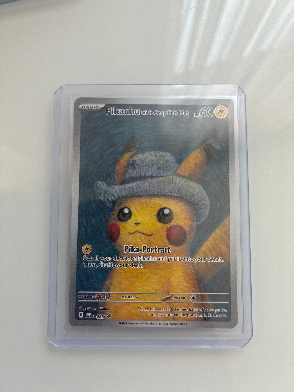 Pikachu met Grijze Vilten Hoed Pokémon Kaart (SVP 085), Ophalen, Zo goed als nieuw, Losse kaart