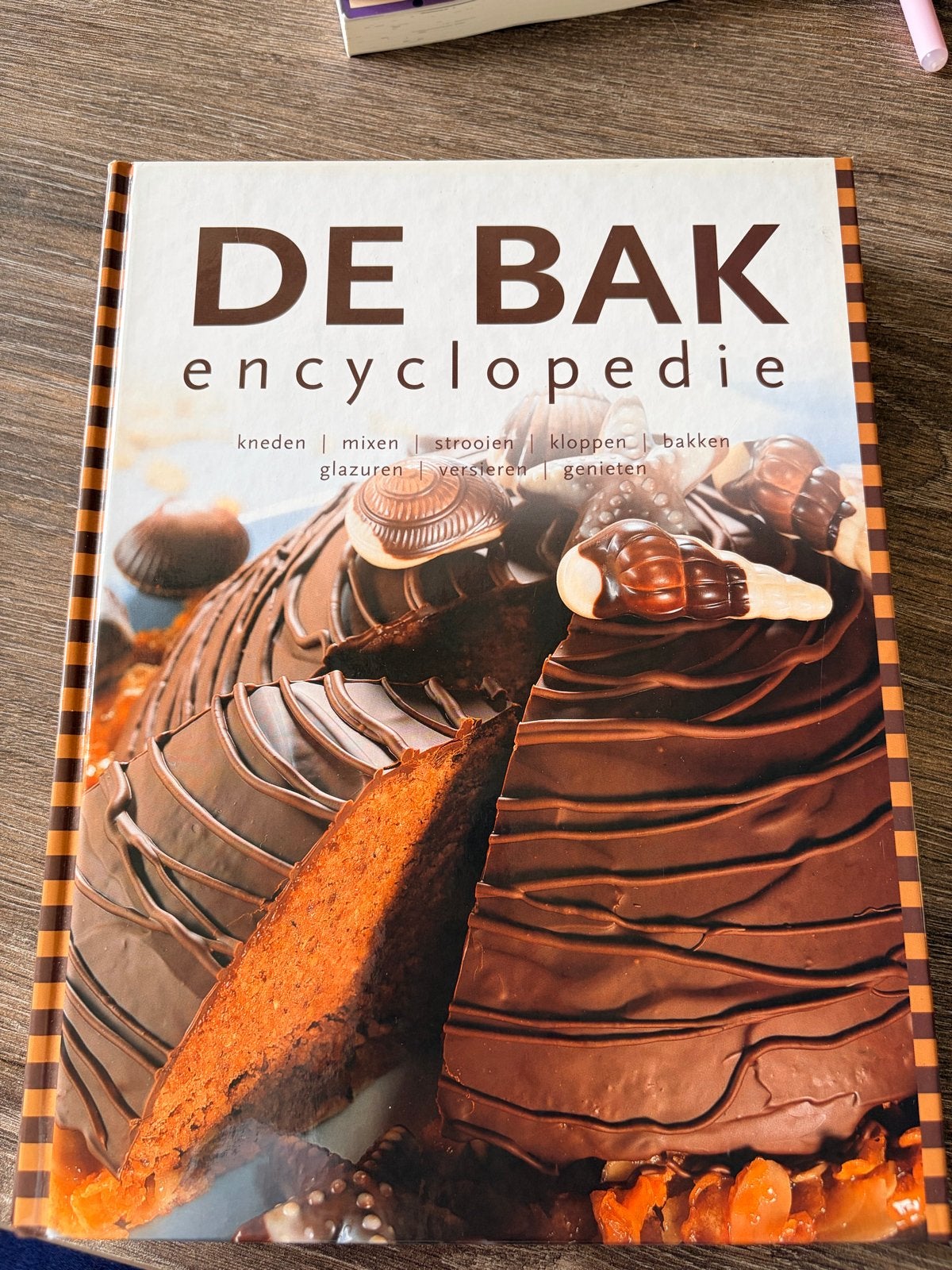 De Bak Encyclopedie - Alles over bakken, Boeken, Ophalen of Verzenden, Zo goed als nieuw, Overige gebieden, Taart, Gebak en Desserts
