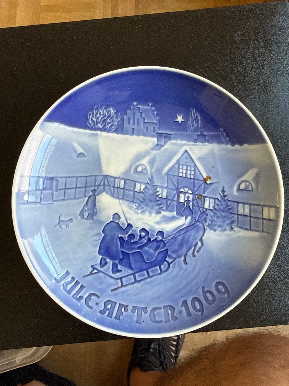 Kerstbord Bing & Grøndahl 1969 - 'Arrival of Christmas Guest, Ophalen of Verzenden