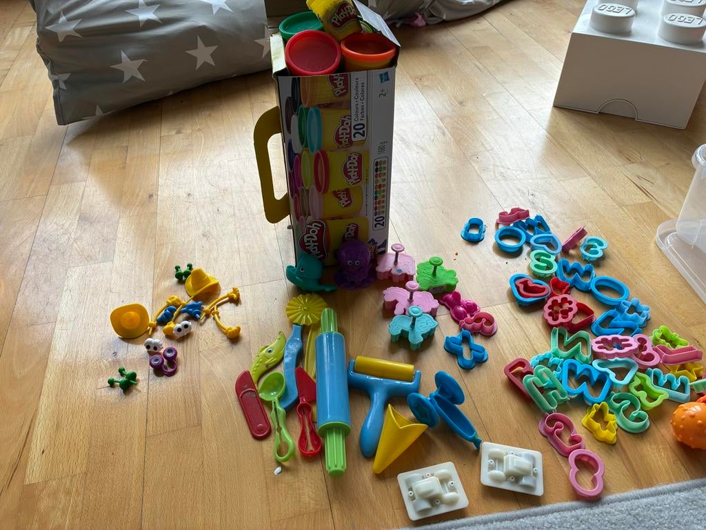Play-Doh set met 20 kleuren en diverse vormpjes, Ophalen, Gebruikt, Knutselen