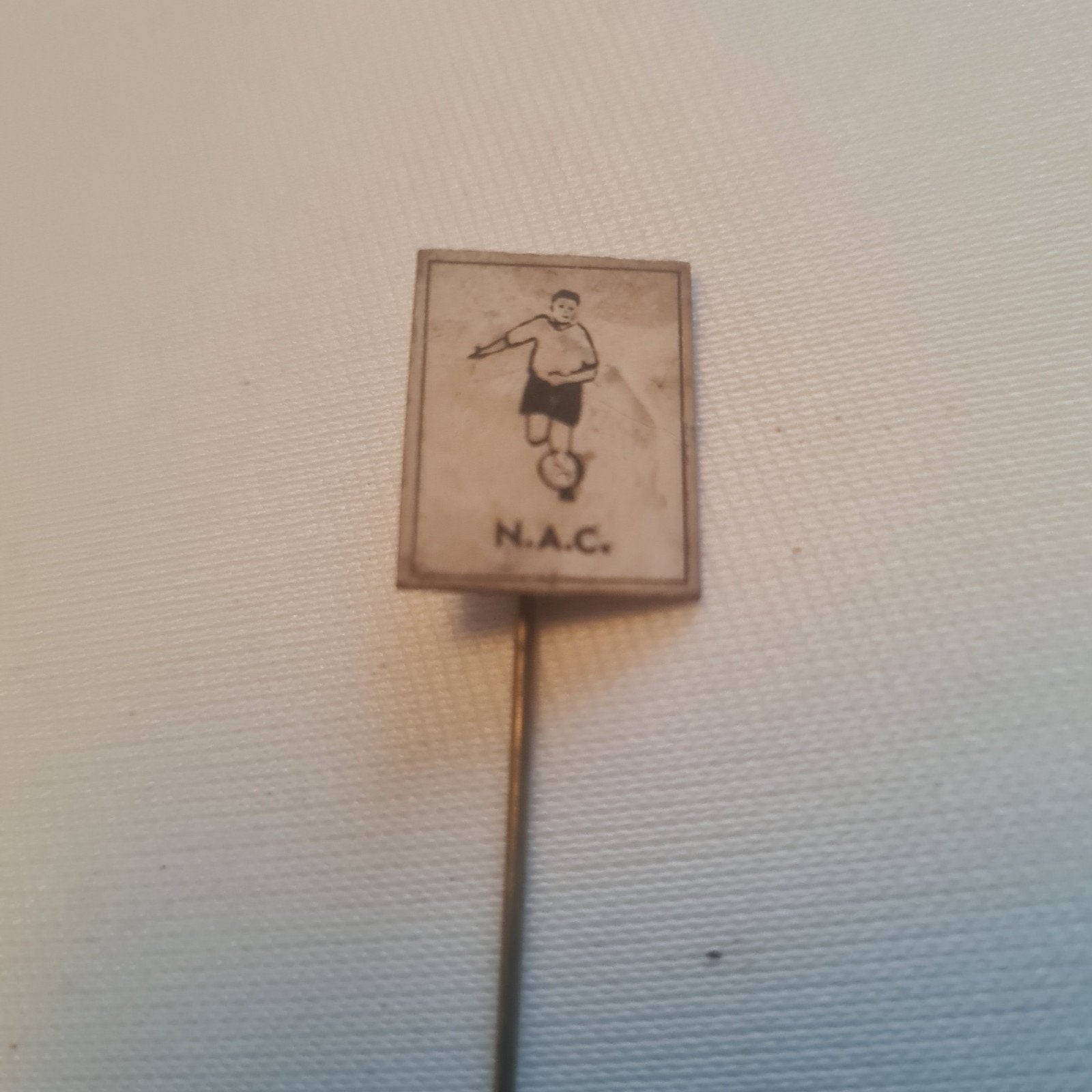 Vintage NAC Speldje Voetbalclub Breda, Verzamelen, Speldjes, Pins en Buttons, Ophalen of Verzenden, Gebruikt, Sport, Speldje of Pin