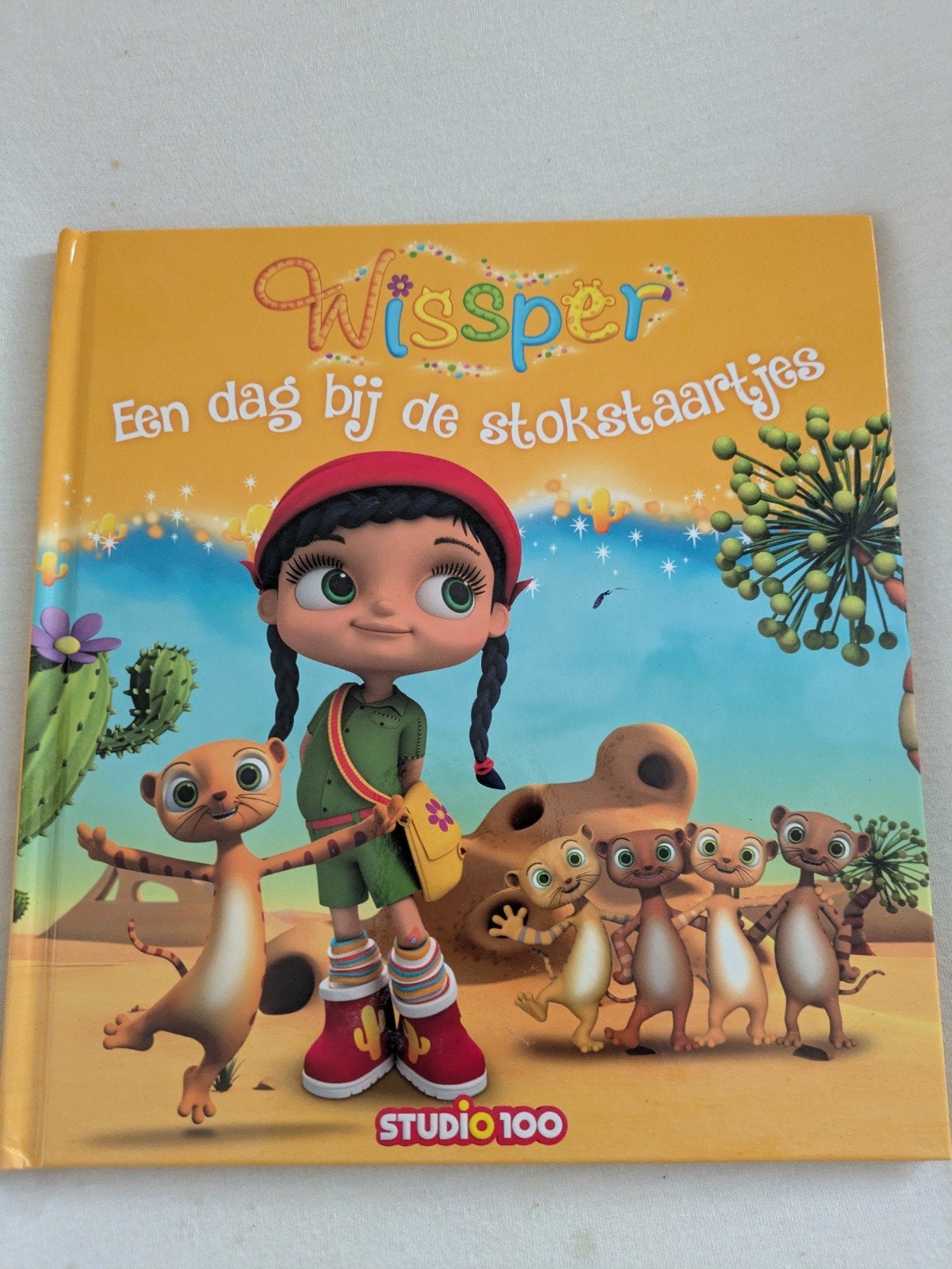 Wissper: Een dag bij de stokstaartjes - Studio 100, Boeken, Ophalen of Verzenden, Zo goed als nieuw, Studio 100, Fictie algemeen
