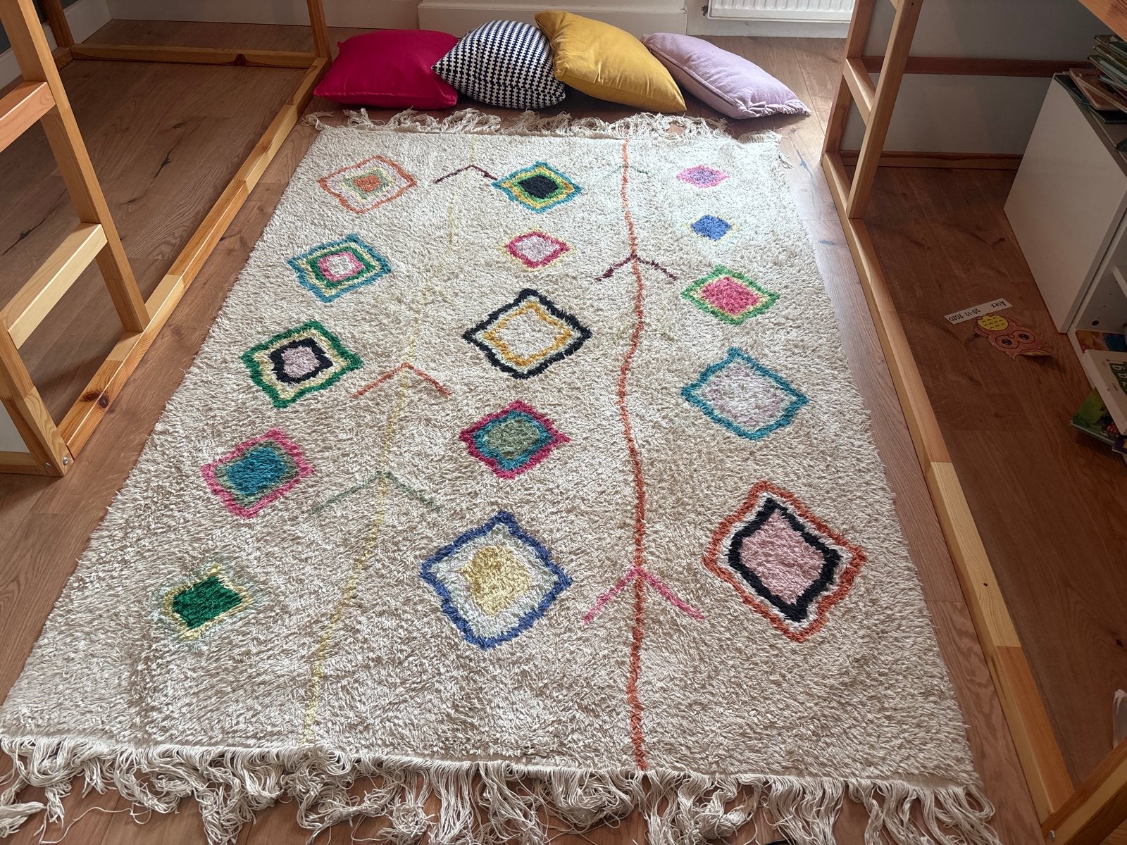 Vloerkleed met kleurrijke ruiten en bijpassende kussens, Ophalen, Gebruikt, 100 tot 150 cm, Wit