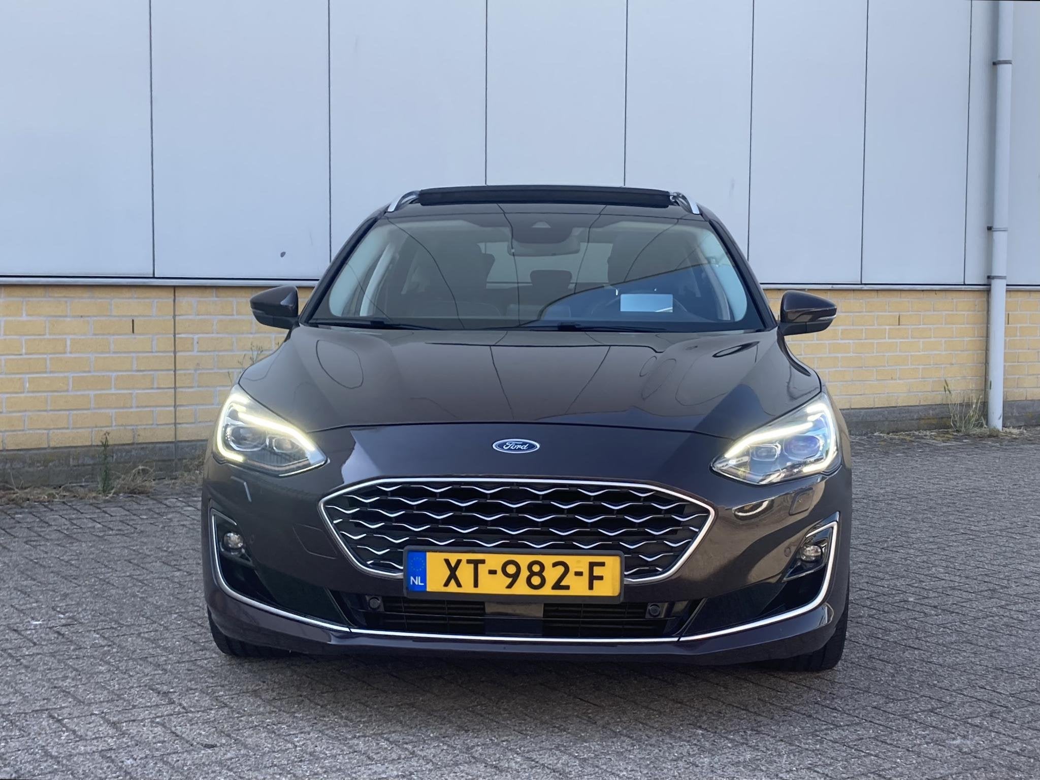 Ford Focus 1.0 EcoBoost 125 pk Vignale Wagon Panoramadak - D, Auto's, Ford, 125 pk, Gebruikt, Bruin, 1283 kg