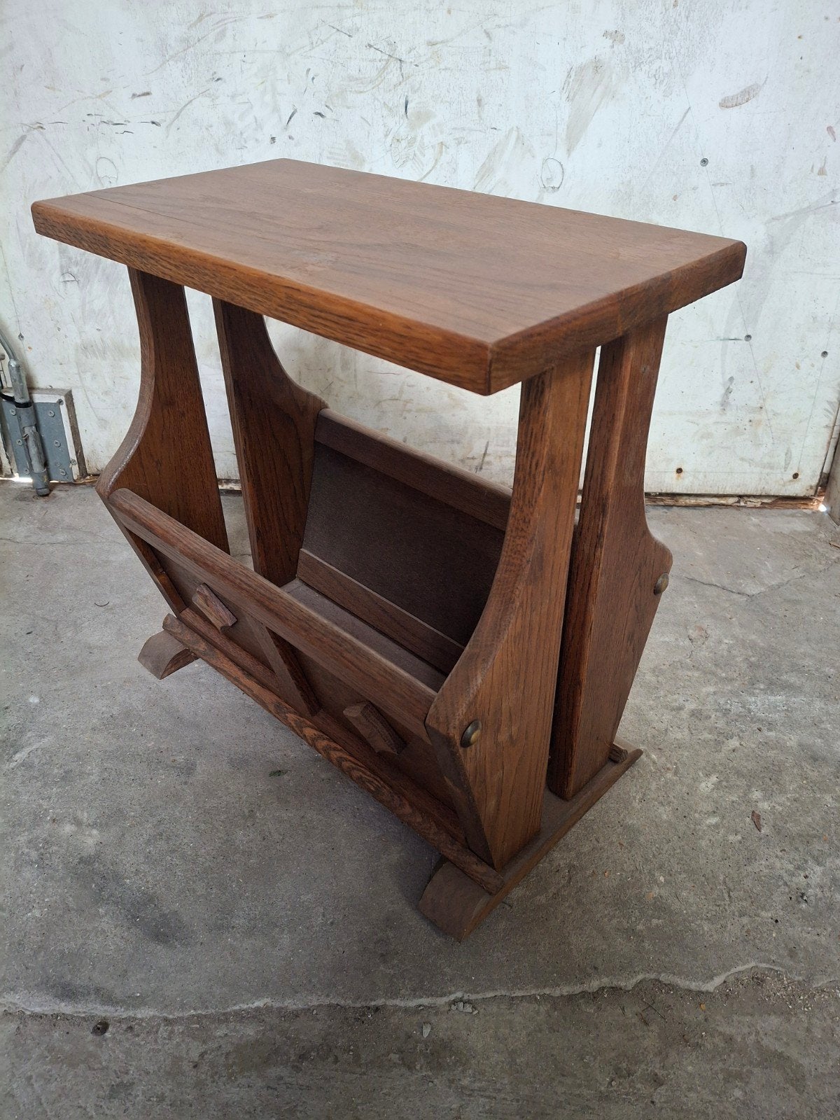 Vintage houten krantenbak / bijzettafel, Ophalen, Gebruikt, Vintage, Hout