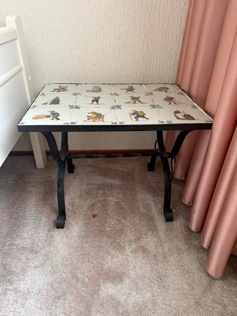 Antieke bijzettafel met tegeltjes en smeedijzeren onderstel, Ophalen