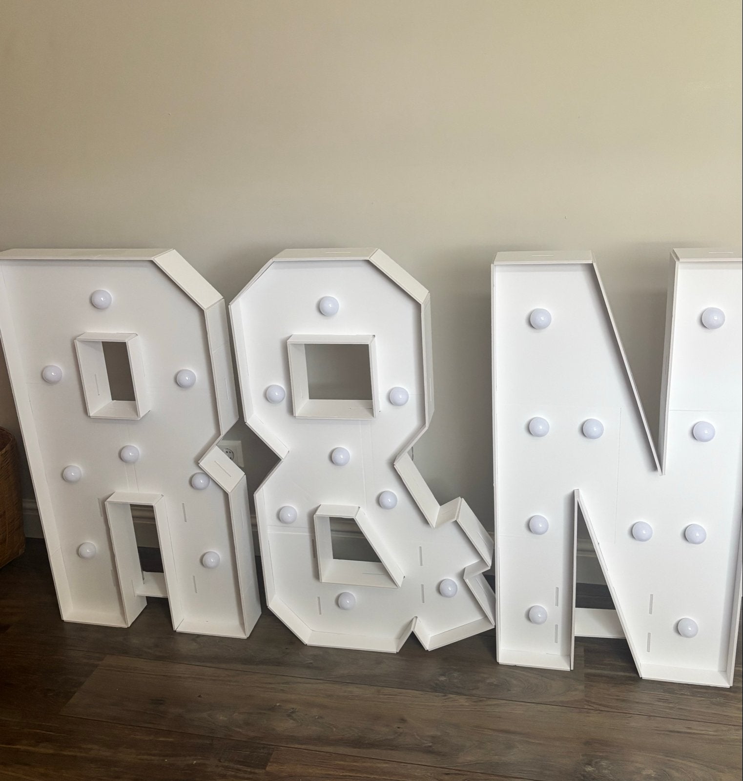 Lichtgevende letters R & N - Decoratie, Huis en Inrichting, Ophalen, Kunststof, Zo goed als nieuw, Modern