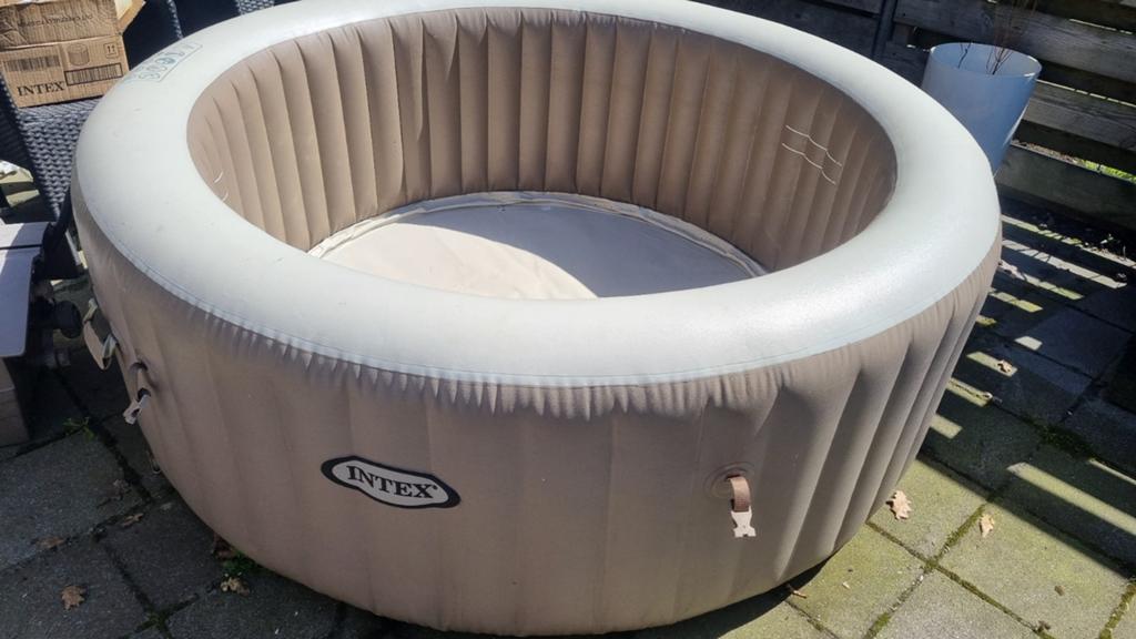 Gezocht opblaasbare jacuzzi mag met defect, Ophalen of Verzenden