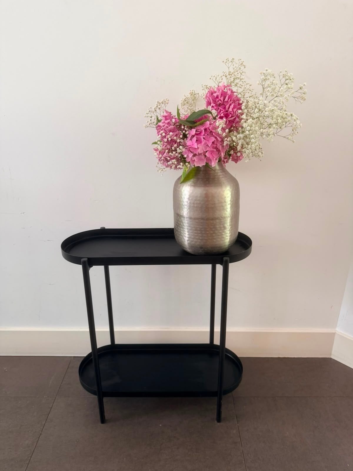 IKEA OLIVBLAD bijzettafel / plantentafel, zwart metaal, Minder dan 55 cm, Metaal of Aluminium, Zo goed als nieuw, Ovaal