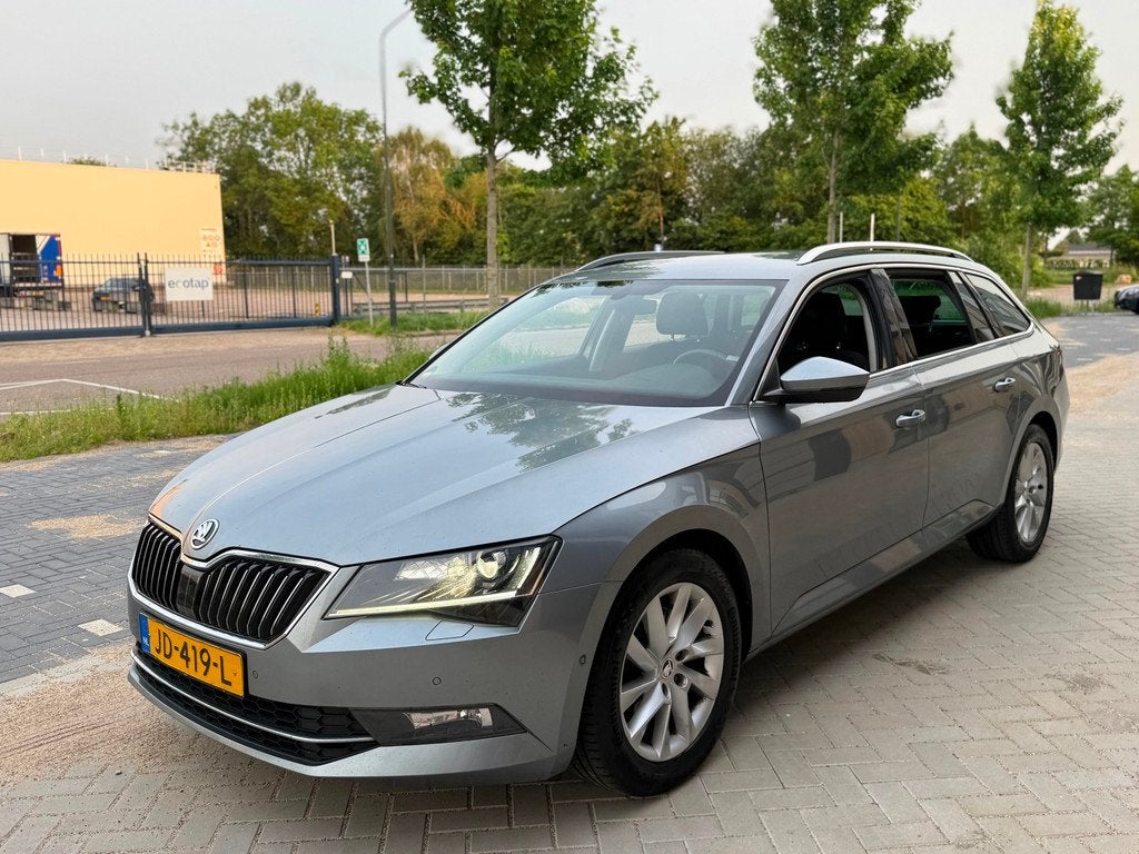 Skoda Superb Combi 1.6 TDI Style (bj 2016) XENON|KEYLESS|CAM, Stof, Gebruikt, 4 cilinders, Origineel Nederlands