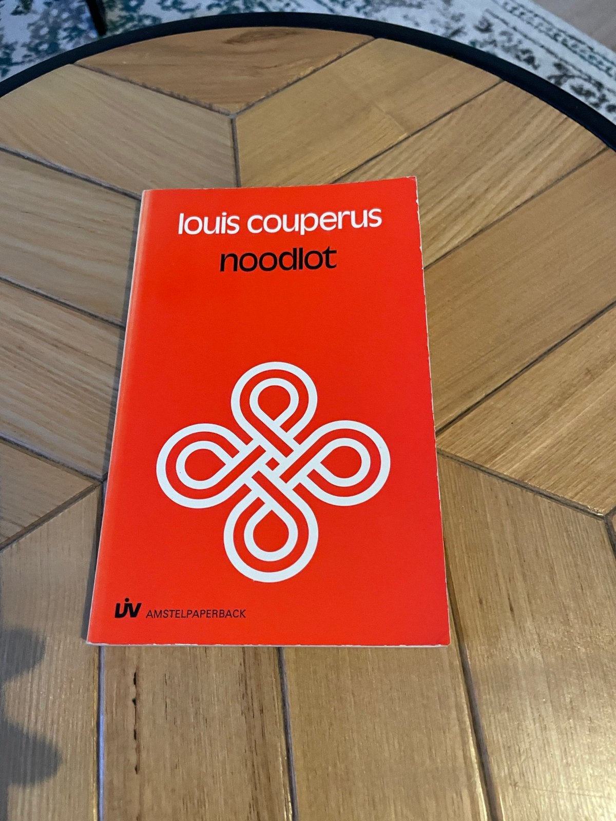 Louis Couperus - Noodlot (Amstelpaperback), Boeken, Literatuur, Gelezen, Nederland, Ophalen of Verzenden