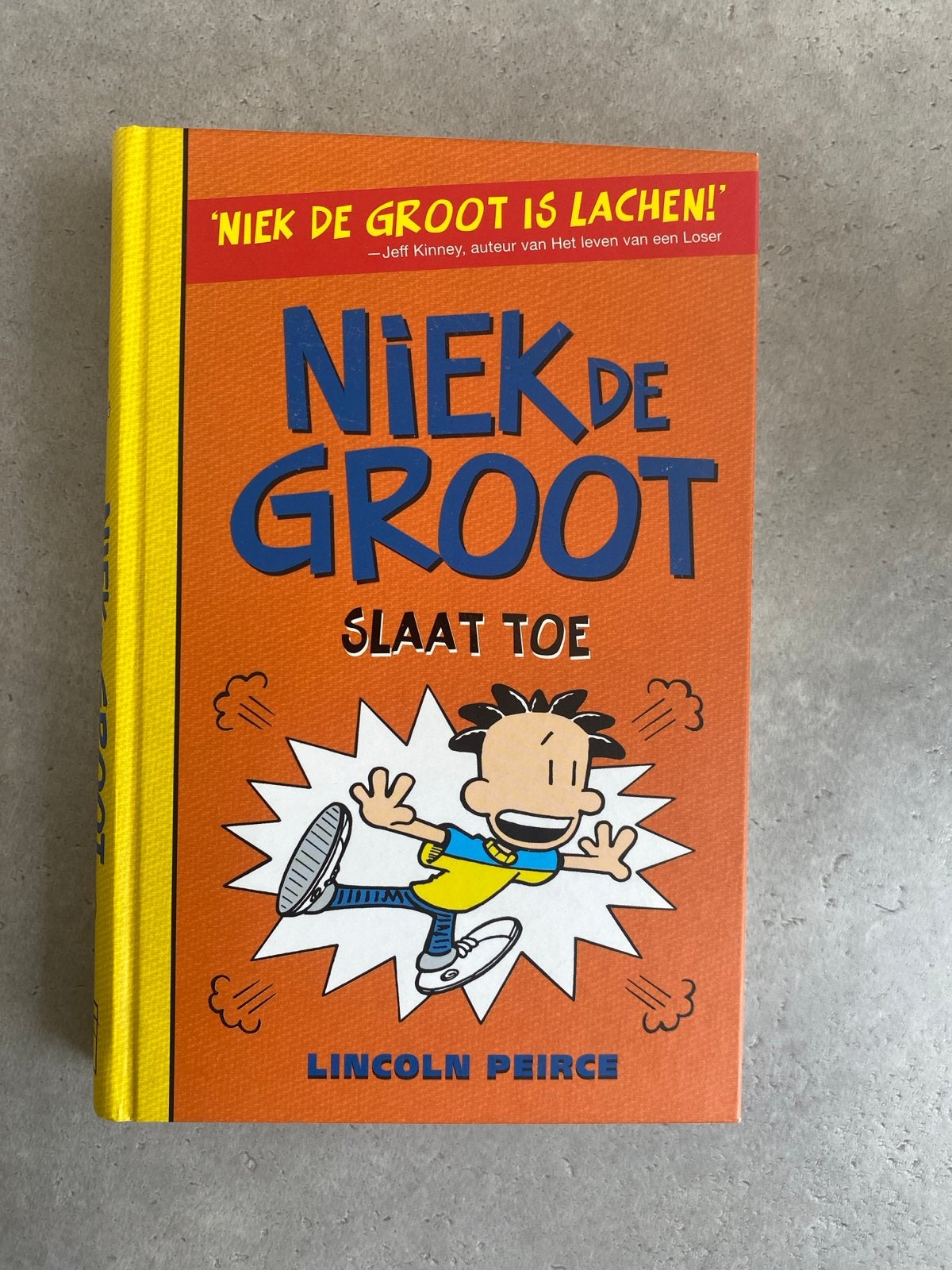 Niek de Groot Slaat Toe - Lincoln Peirce, Ophalen of Verzenden, Zo goed als nieuw, Fictie algemeen