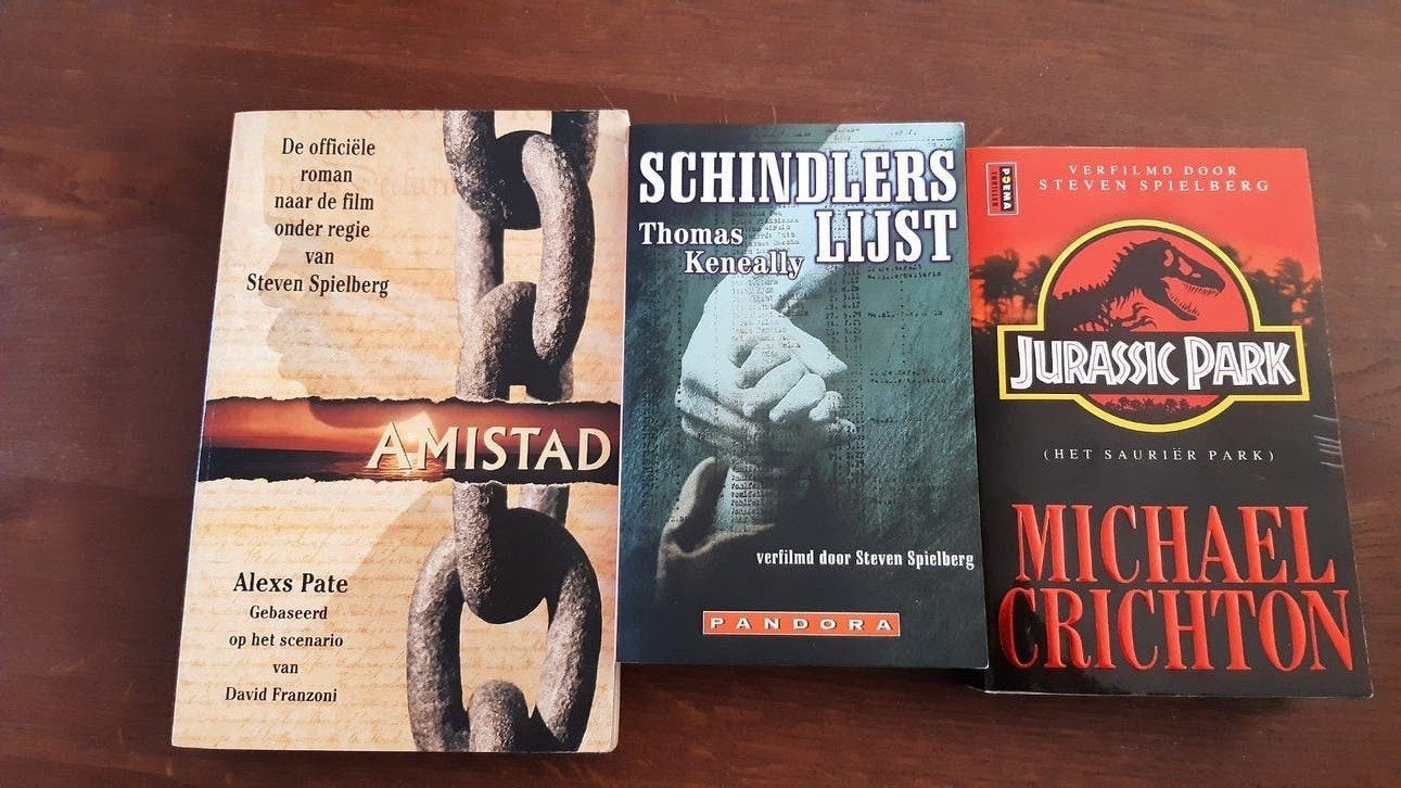 Boeken Spielberg films: Amistad, Schindlers Lijst, Jur, Ophalen of Verzenden, Gelezen, Alexs Pate, Thomas Keneally, Michael Crichton