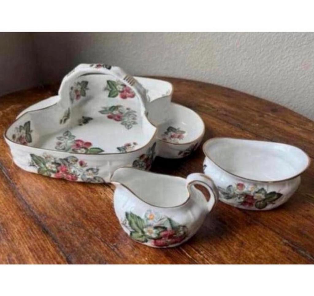 Hammersley English Bone China Ripe Strawberry Basket servies, Antiek en Kunst, Antiek | Schalen, Ophalen of Verzenden