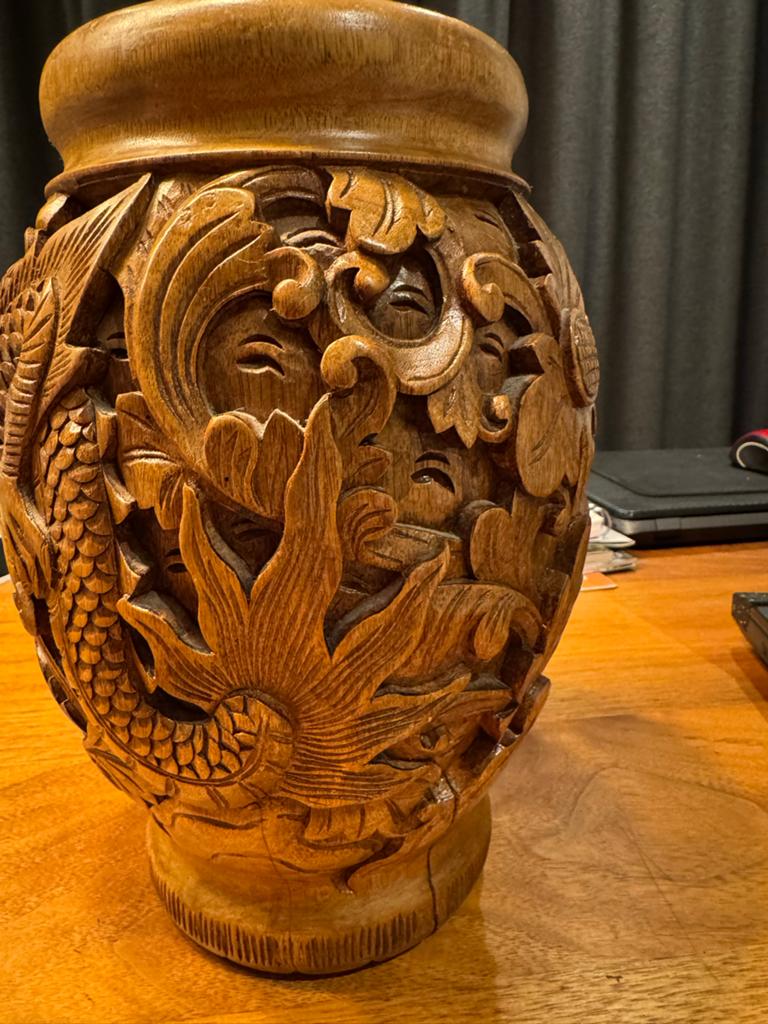 Prachtig handgesneden houten vaas met drakenmotief, Antiek en Kunst, Antiek | Vazen, Ophalen
