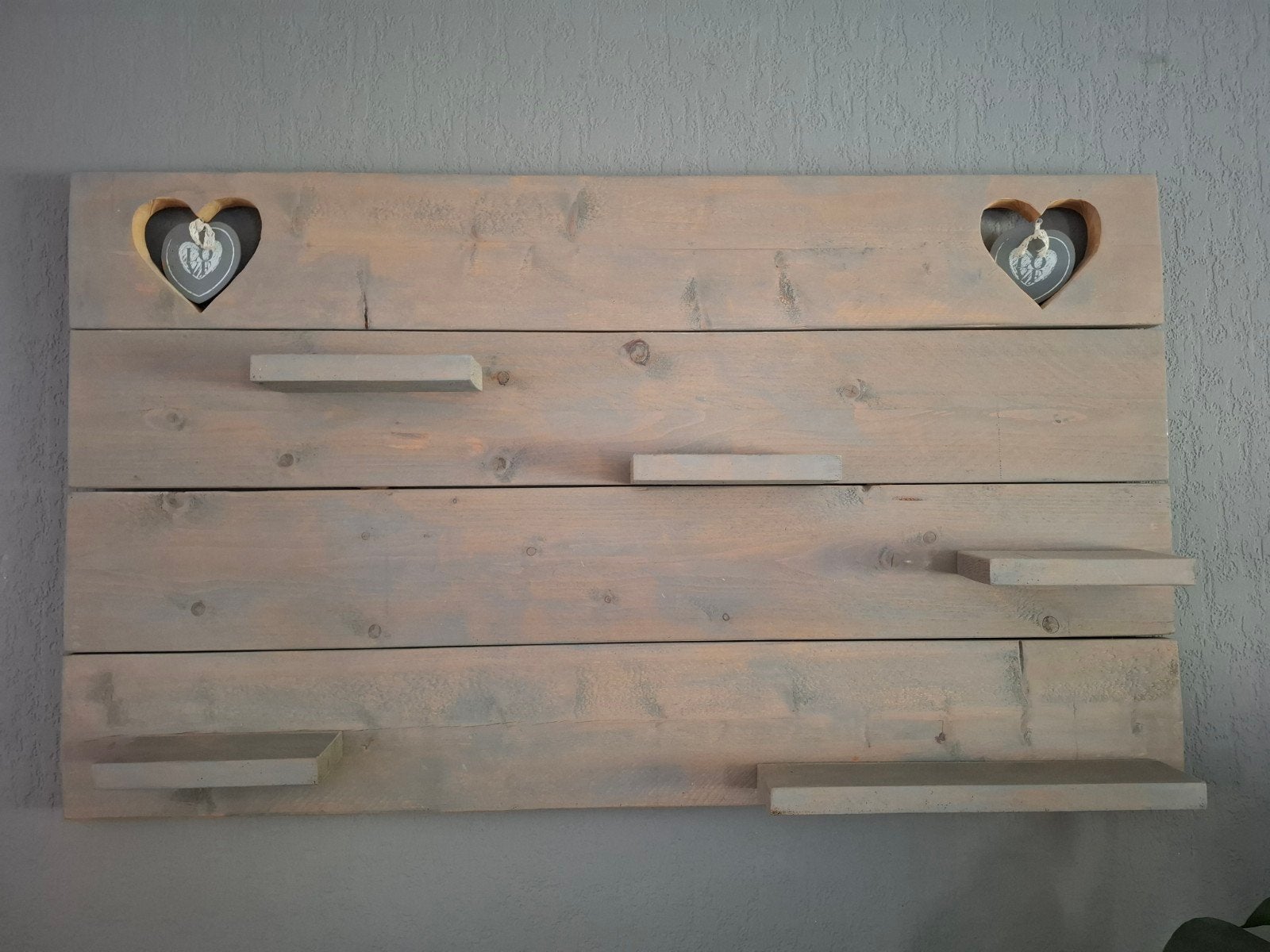 Houten wandbord  met planken en hartjes, Ophalen, Gebruikt