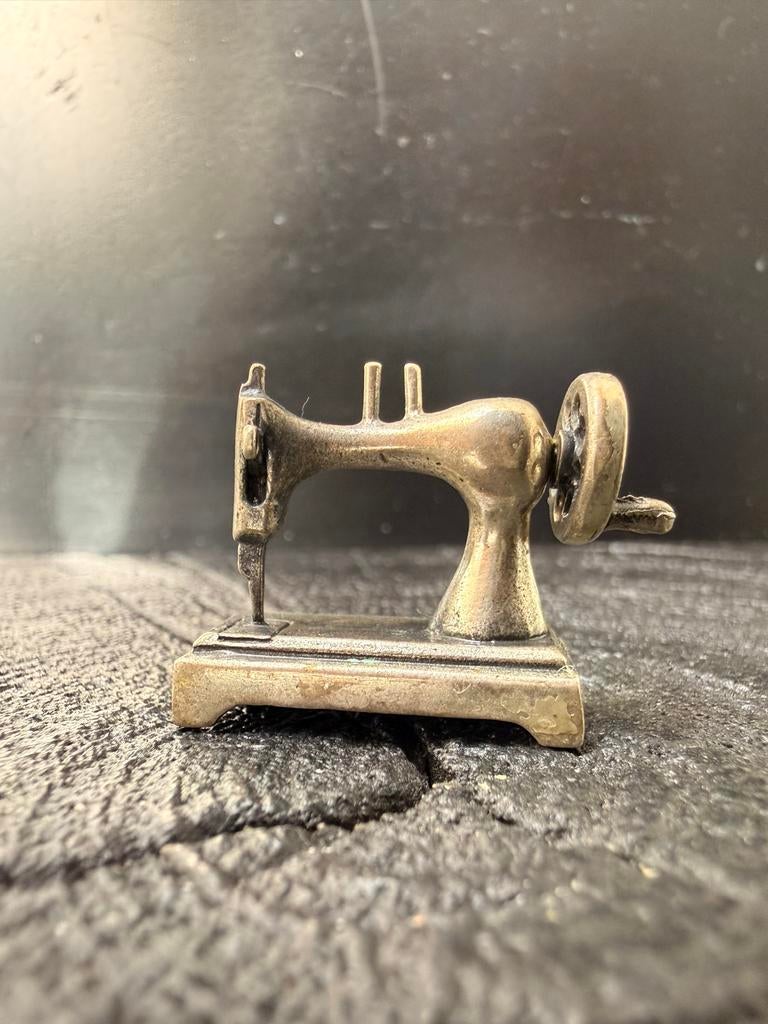 Miniatuur naaimachine van 800 zilver, Antiek en Kunst, Verzenden, Zilver