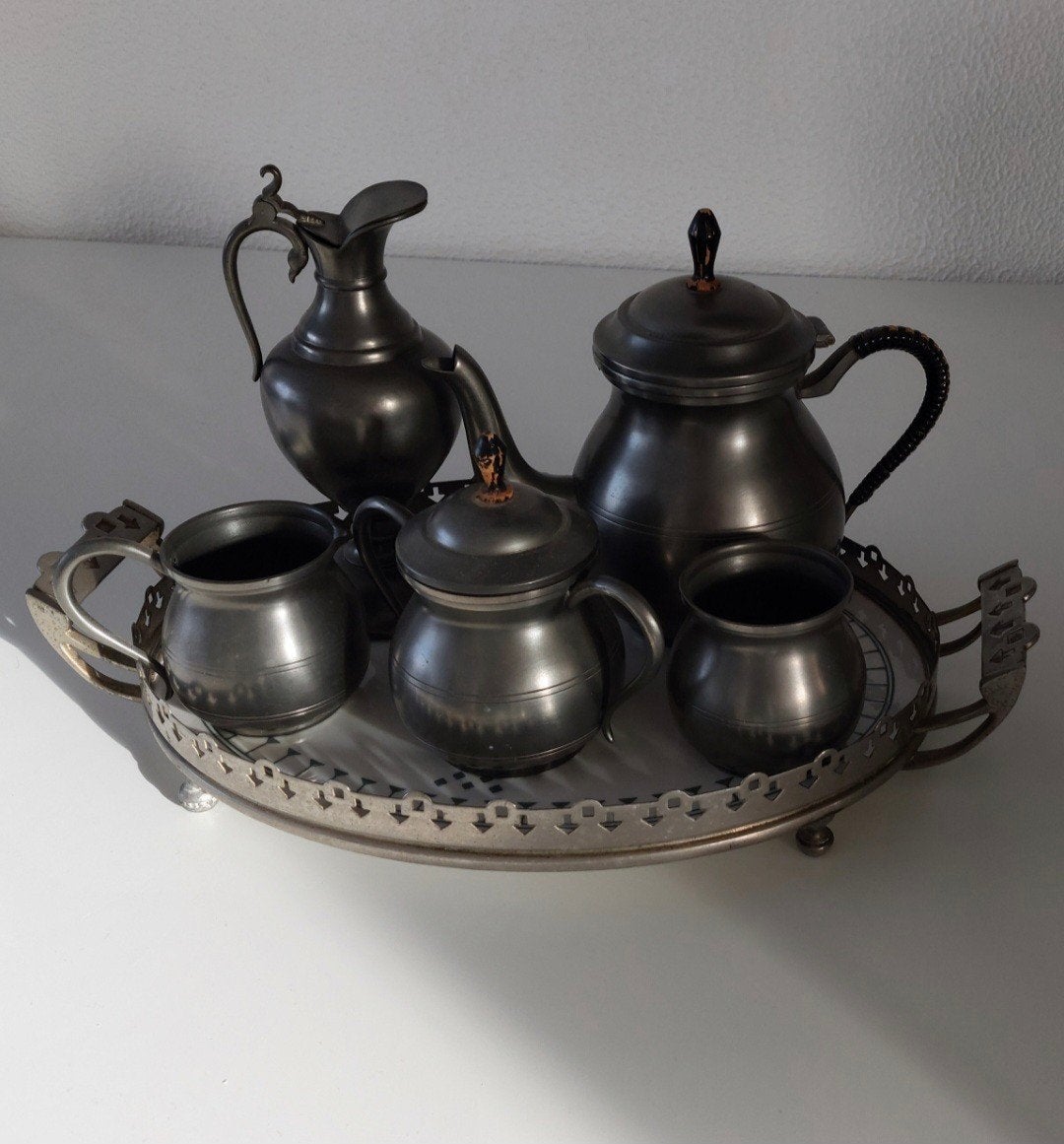 Leuke Tinnen theestel
theeservies op
dienblad voor €65, Ophalen of Verzenden