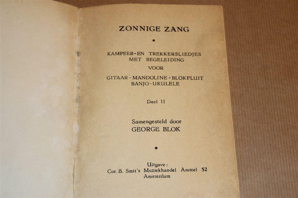 Zonnige Zang — Kampeer- en Trekkersliedjes — Vintage [1952], Ophalen of Verzenden, Gelezen, Artiest