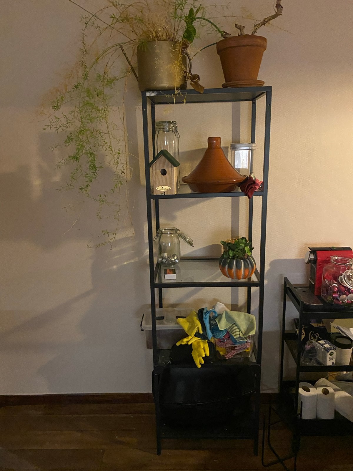 Stijlvolle zwarte metalen boekenkast met glazen planken, Ophalen, Met plank(en), Gebruikt, 50 tot 100 cm