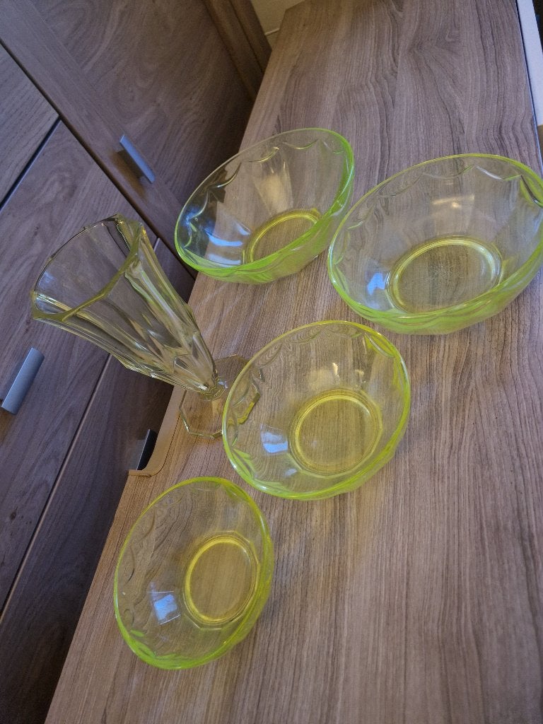 Vintage groen/geel persglas – vaas en 4 schaaltjes, Antiek en Kunst, Ophalen of Verzenden