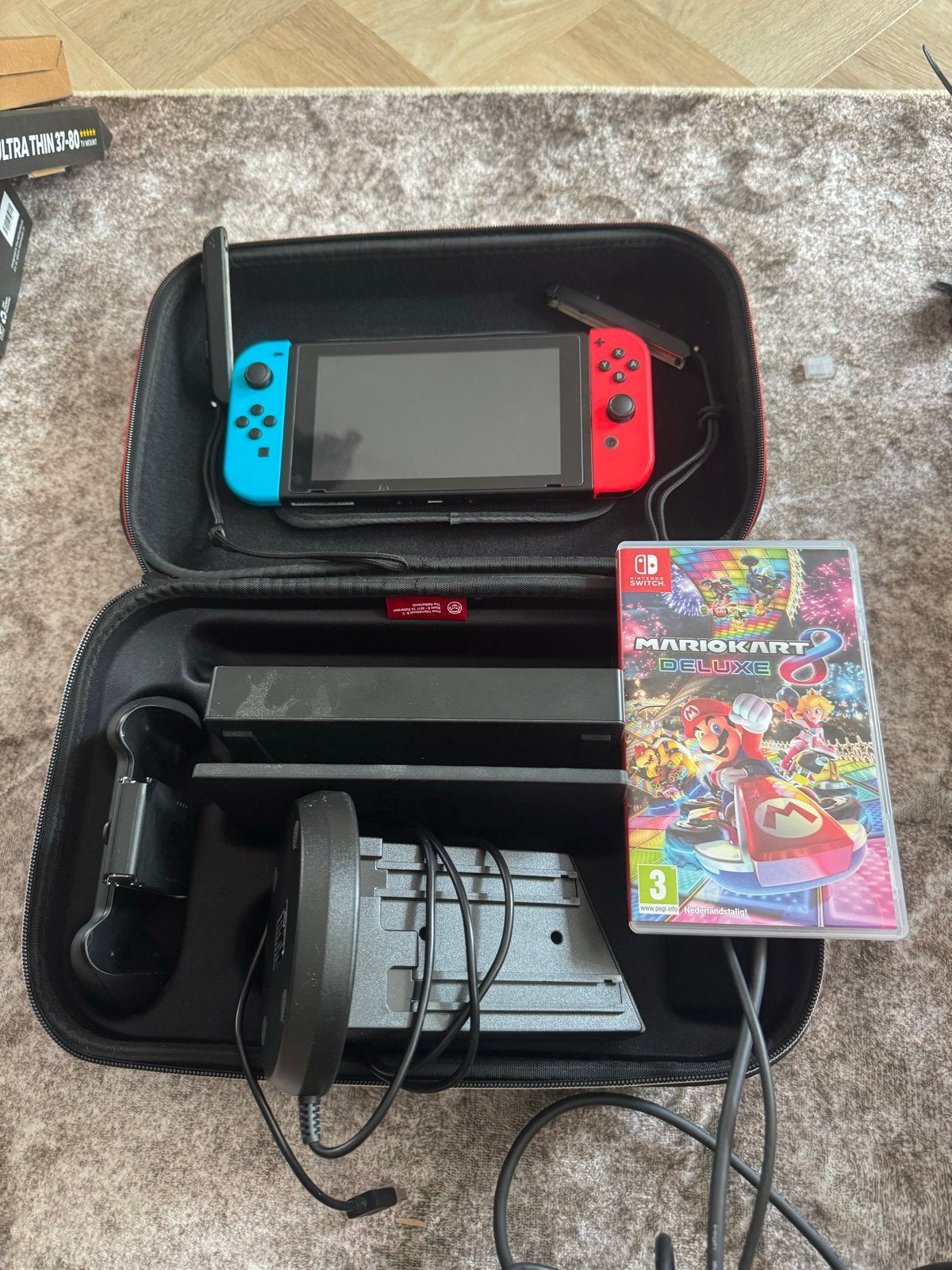 Nintendo Switch met Mario Kart 8 Deluxe en opbergdoos, Ophalen, Met games, Met 2 controllers, Zo goed als nieuw