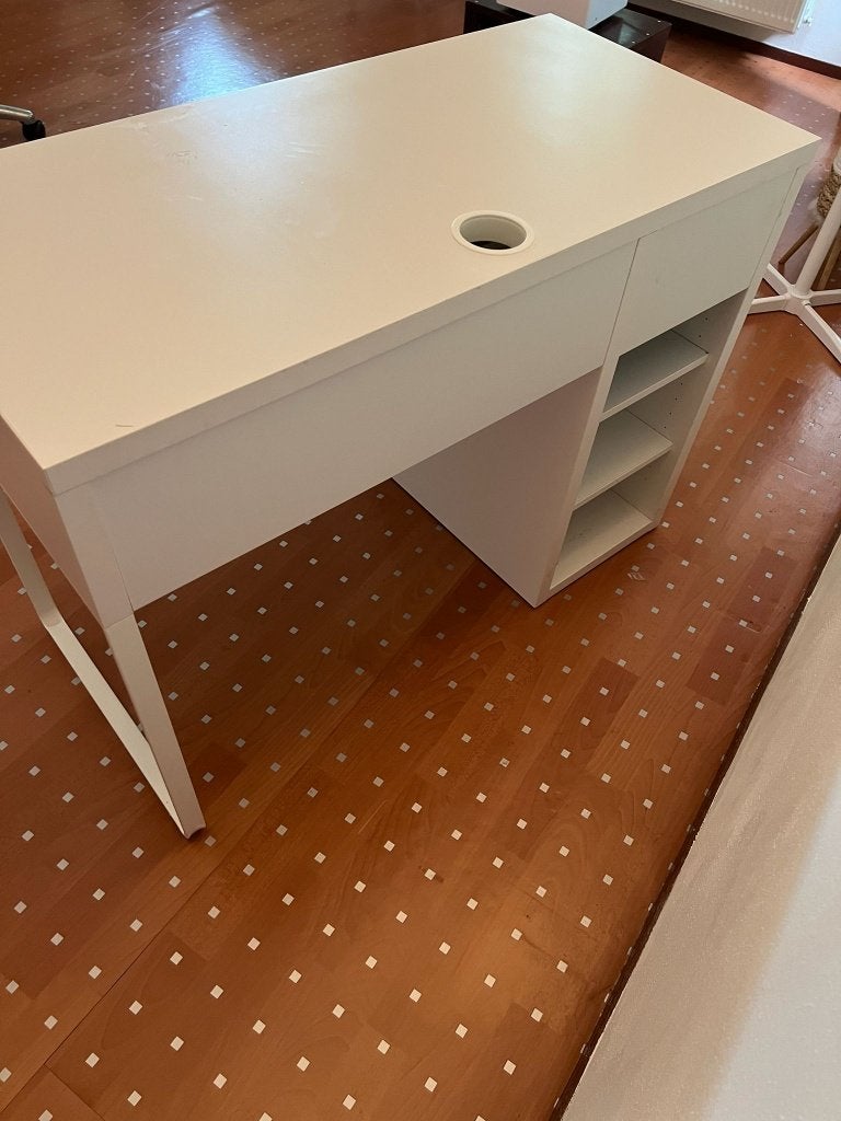Micke Bureau wit met bureaustoel - z.g.a.n. 105x50 cm, Huis en Inrichting, Bureaus, Ophalen, 105 cm, Scandinavisch, Zo goed als nieuw