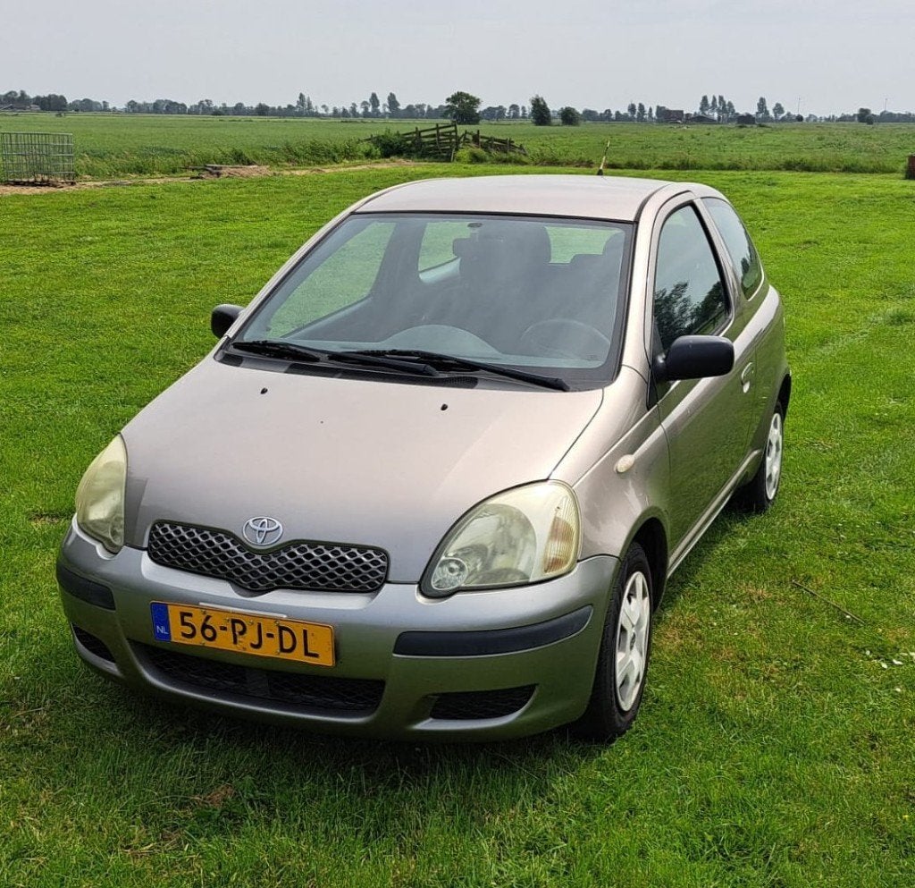 Toyota Yaris 1.0 16V Vvti 3DR 2004 Grijs, Auto's, Toyota, Stof, 31 €/maand, 4 cilinders, 400 kg