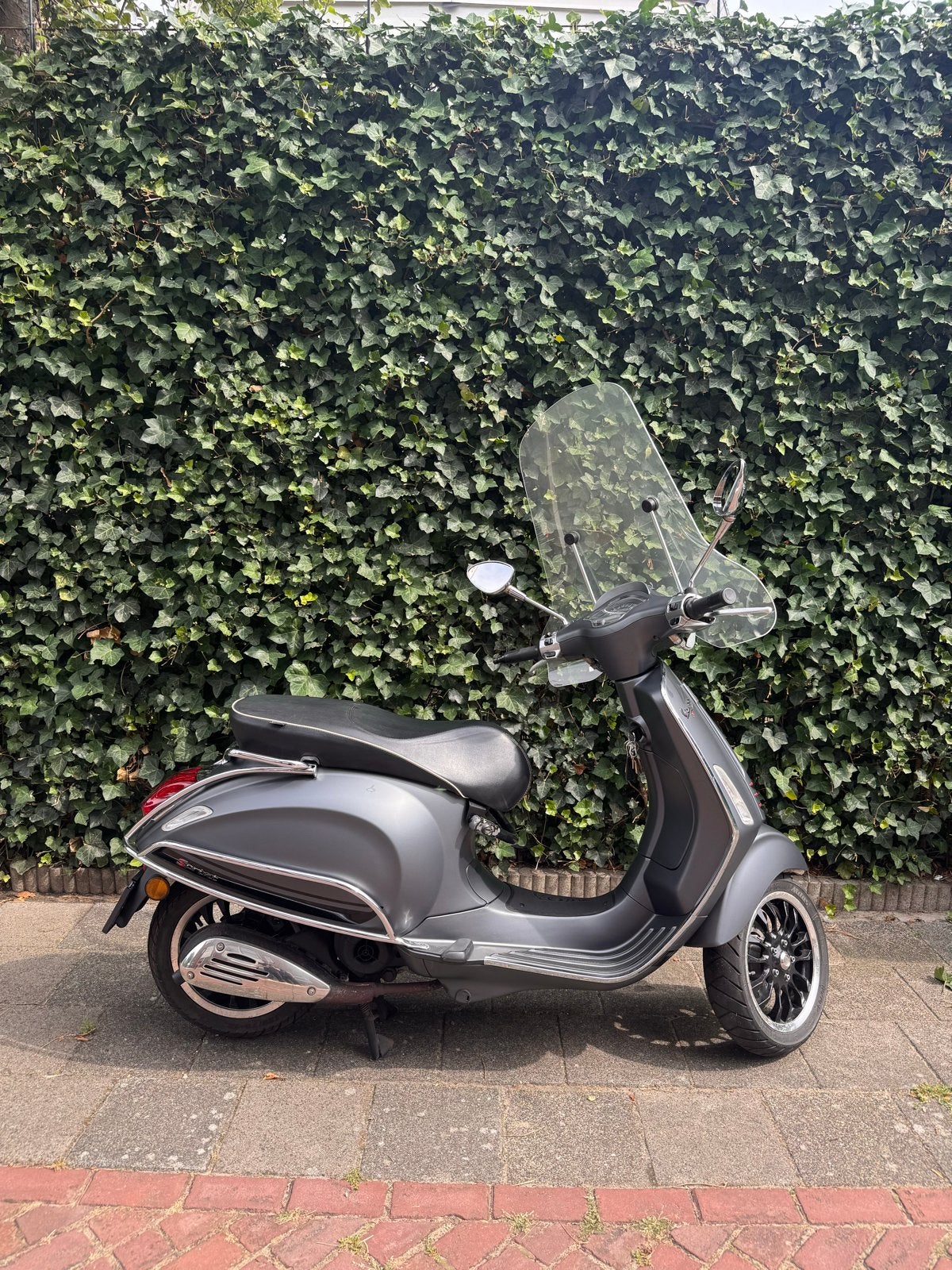 Vespa Sprint – Grigio Titanio – Zeer nette staat, Fietsen en Brommers, Scooters | Vespa, Ophalen, Overige modellen, Zo goed als nieuw