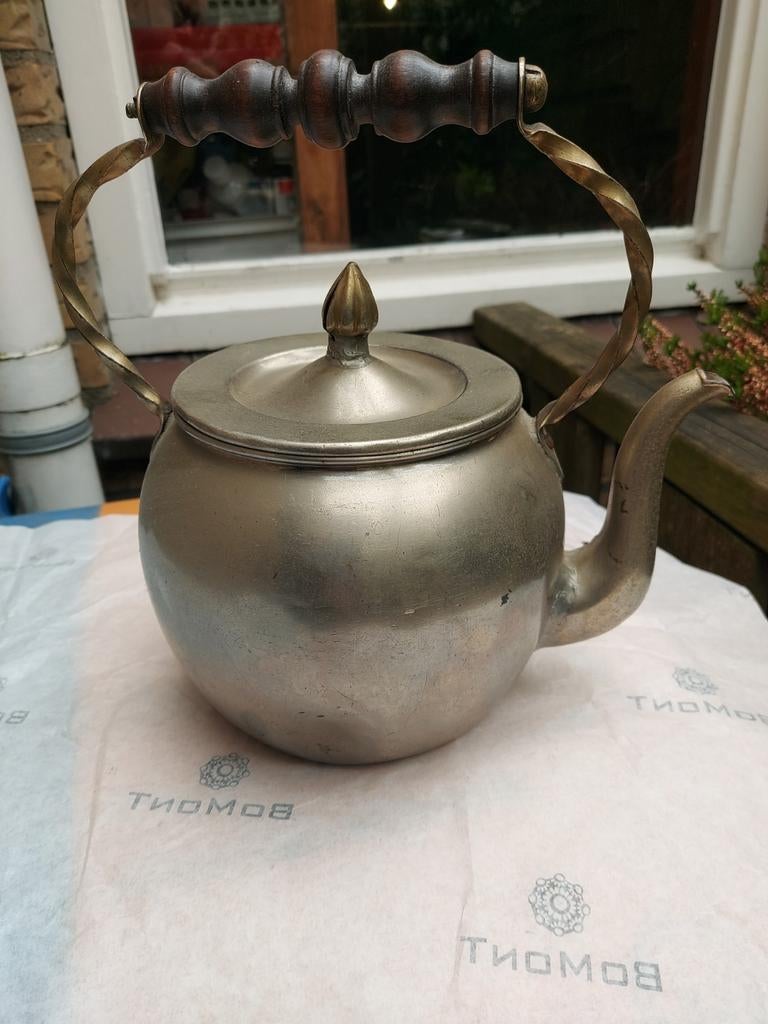 Antieke tinnen theeketel met houten handvat, Ophalen