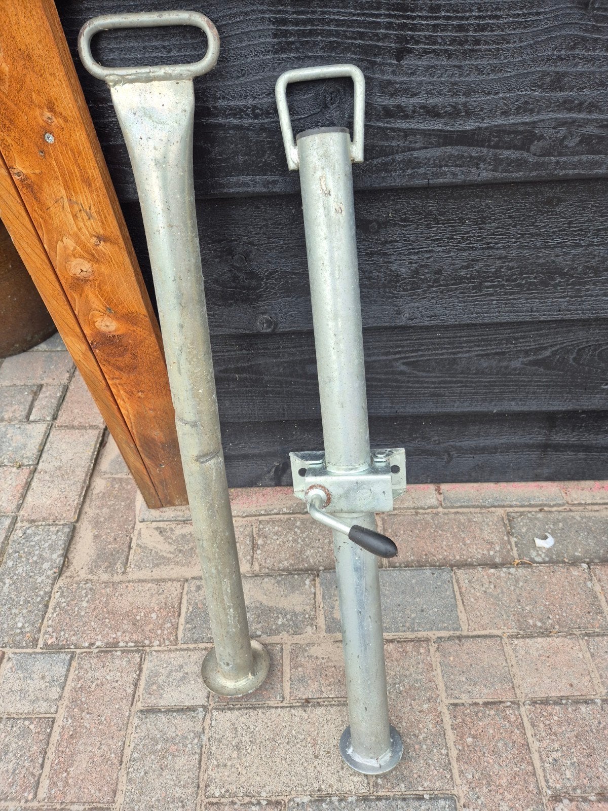 Neuswielen en staanders, Ophalen