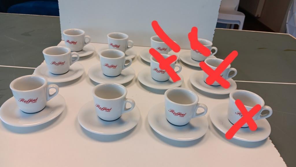 7 expressokopjes en schotels raffini., Huis en Inrichting, Keuken | Servies, Ophalen of Verzenden, Zo goed als nieuw, Overige stijlen
