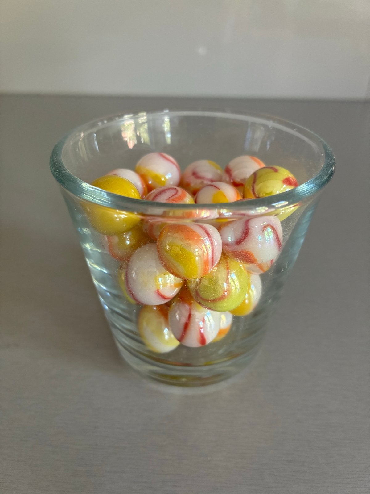 Mooie glazen knikkers in geel, rood en wit, Ophalen of Verzenden, Nieuw, Jongen of Meisje