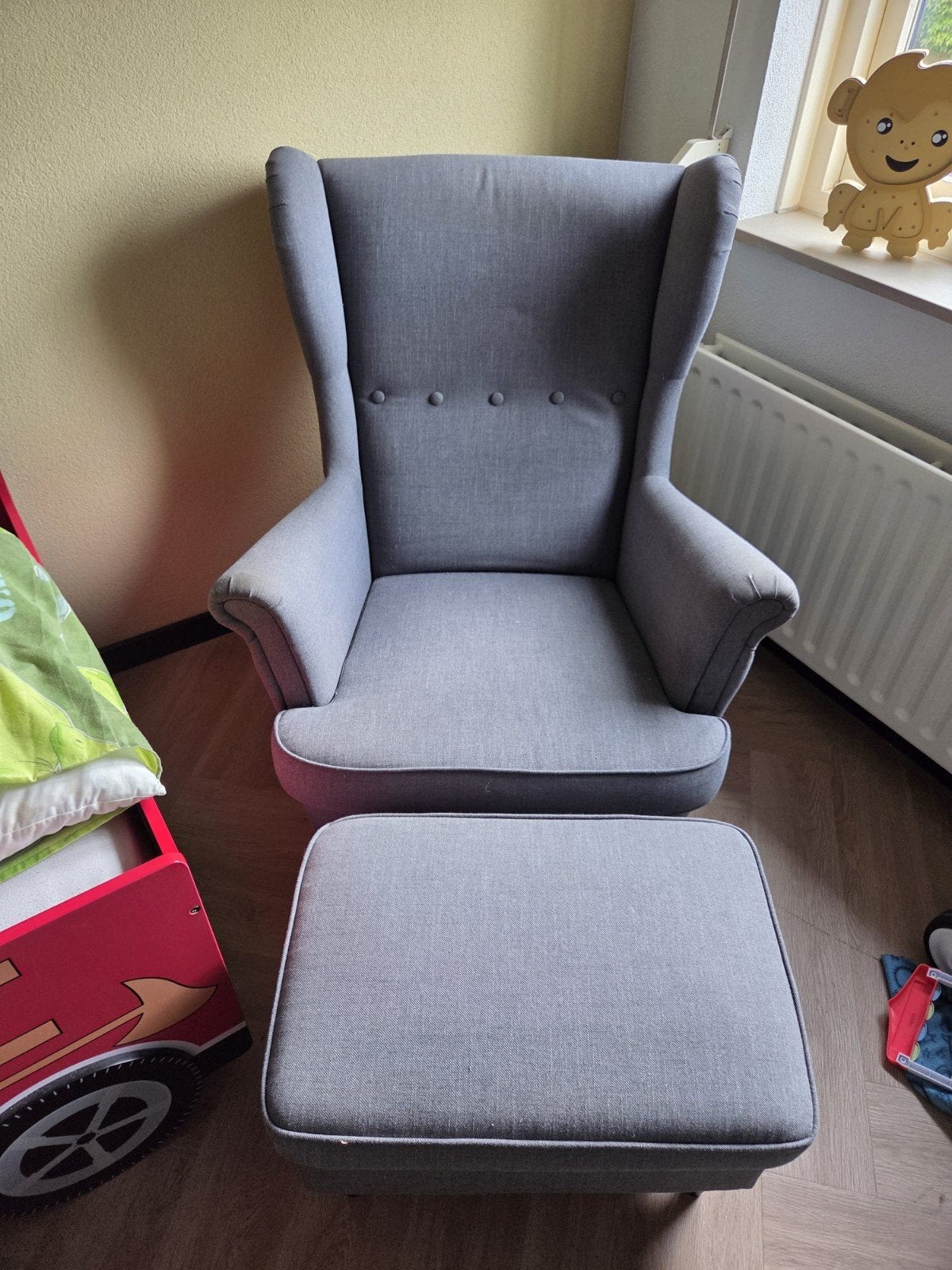 Grijze oorfauteuil Strandmon met voetenbank, Huis en Inrichting, Ophalen, Gebruikt, Klassiek, Comfortabel, 75 tot 100 cm